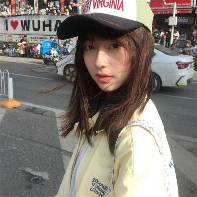 泳池里的女人